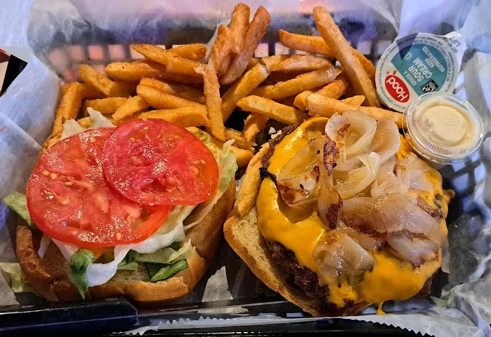 Cheeseburger Deluxe w Grilled Onions